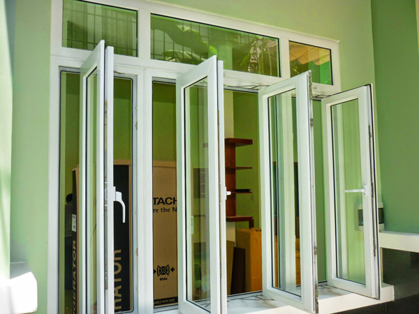 Cua-nhua-loi-thep-upvc