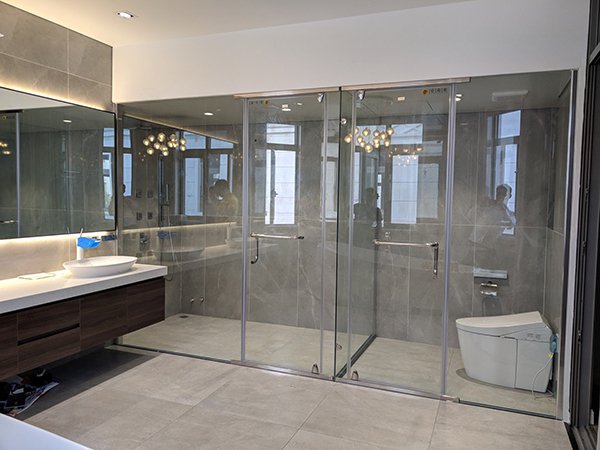 Cabin vách kính phòng tắm: Với hệ thống cabin vách kính phòng tắm hiện đại, bạn sẽ có những giây phút thư giãn tuyệt vời cho riêng mình. Hệ thống này được thiết kế gọn nhẹ, sang trọng và tiện lợi, giúp cho không gian phòng tắm của bạn trông thêm rộng rãi và sạch sẽ.